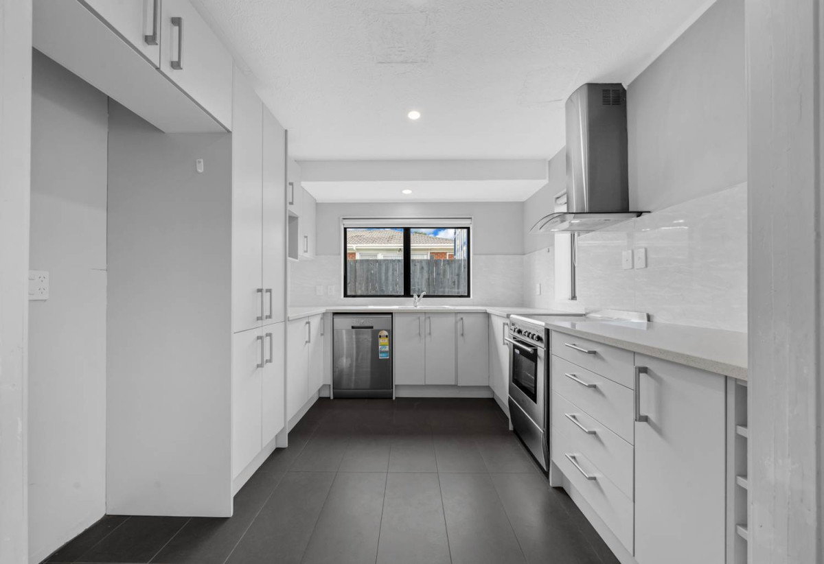 2 beds 1 bath home with carport, just a short walk to Highland Park Shopping Centre, 0.3 km to Howick Primary School, 0.4 km to Howick Intermediate, 1.1 km to Pakuranga College, 2/7 Benygloe Place, Highland Park, Auckland