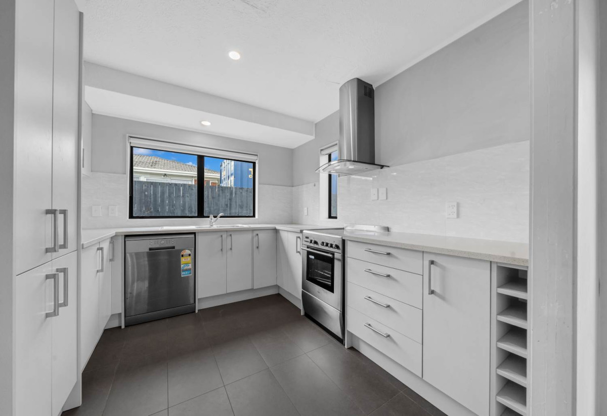 2 beds 1 bath home with carport, just a short walk to Highland Park Shopping Centre, 0.3 km to Howick Primary School, 0.4 km to Howick Intermediate, 1.1 km to Pakuranga College, 2/7 Benygloe Place, Highland Park, Auckland