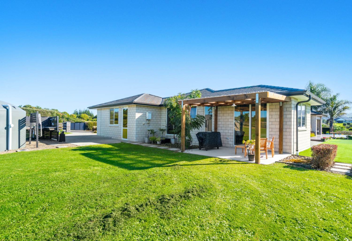 4433m2 Lifestyle section, 4 beds (2 ensuites) + large study room (2x3m) 3 baths house with double garage, Expansive decking area , Approx. 5 minutes to Pokeno Village, Easy motorway access, 43 Te Ara Aukati Terrace, Pokeno