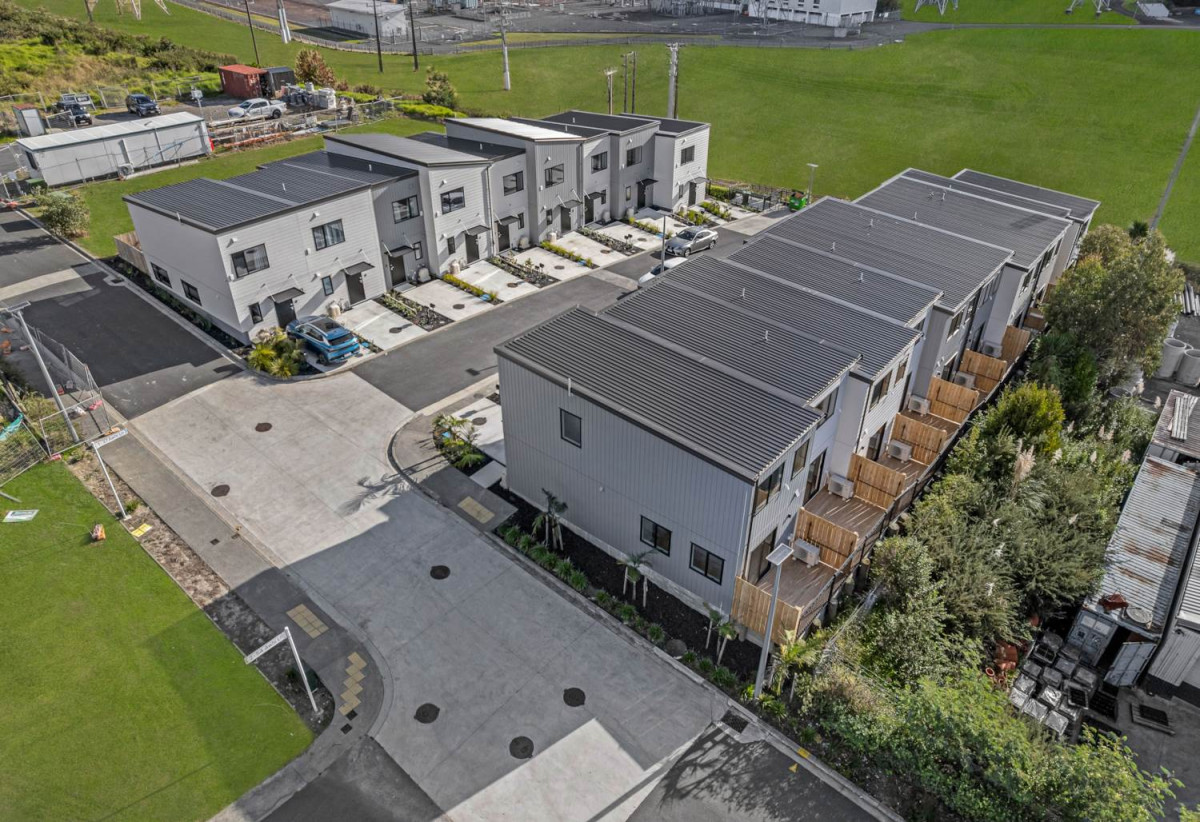 Brandnew 3 beds 1.5 baths home with car park, close to schools, shops, easy motorway access, 0.3 km to Lincoln Heights School, 1.6 km to Massey High School, 9/11/27/29/68 Awhi Lane, Massey, Auckland
