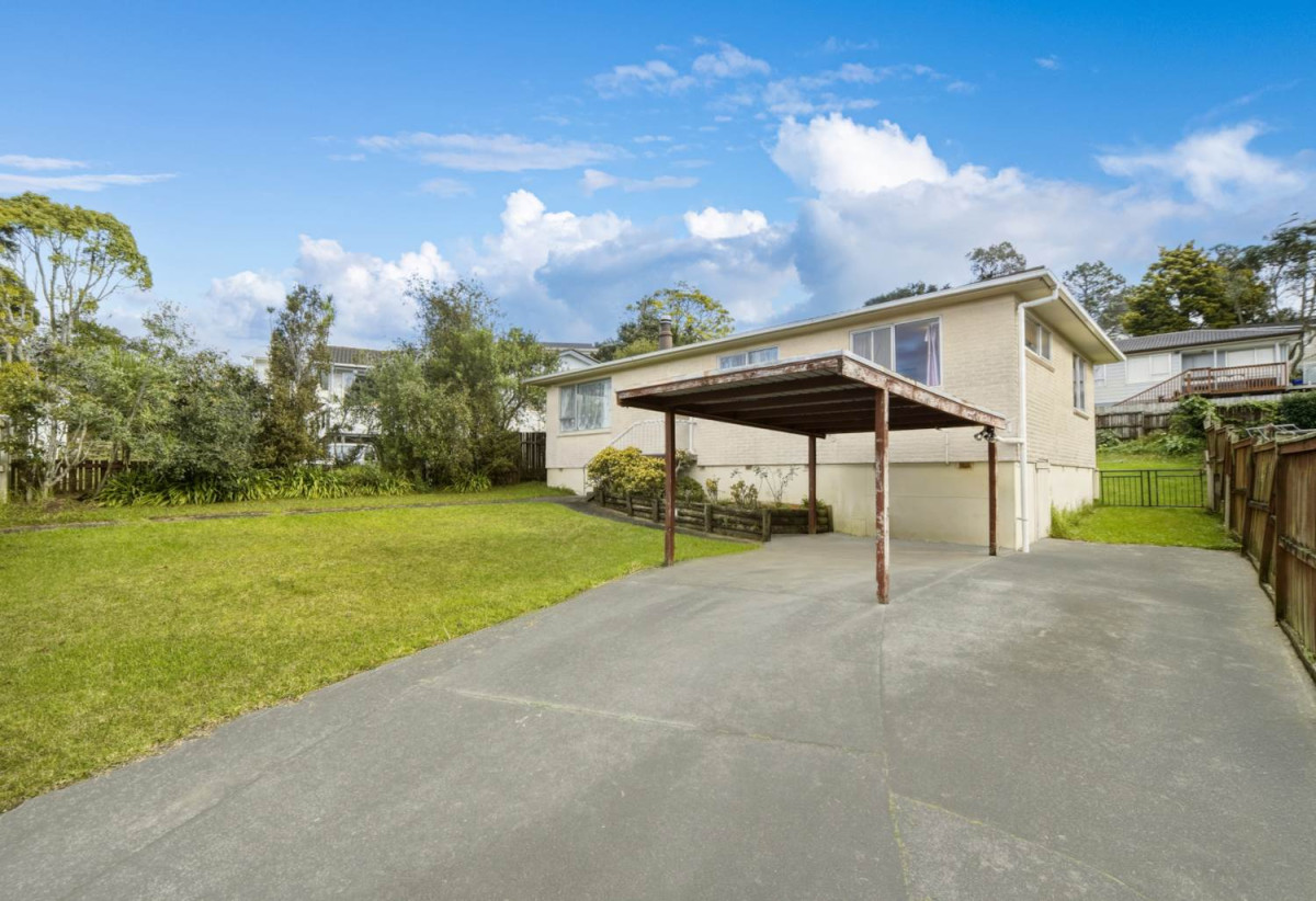607m2 section, 3 beds 1 bath house with carport, close to schools, shops, supermarkets, 0.7 km to Target Road School, 1.5 km to Wairau Intermediate School, 1.7 km to Glenfield Intermediate School, 16 Wanita Place, Totara Vale, Auckland