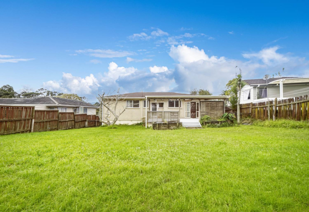 607m2 section, 3 beds 1 bath house with carport, close to schools, shops, supermarkets, 0.7 km to Target Road School, 1.5 km to Wairau Intermediate School, 1.7 km to Glenfield Intermediate School, 16 Wanita Place, Totara Vale, Auckland