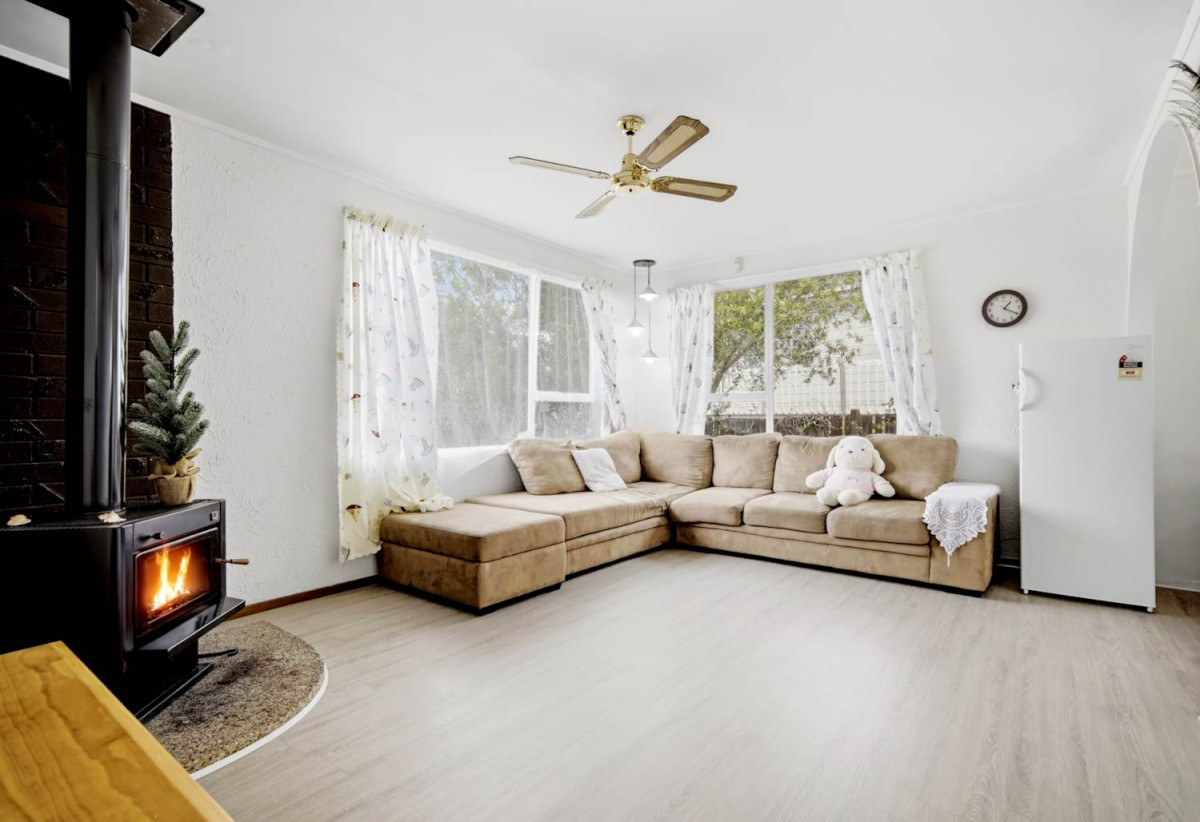 607m2 section, 3 beds 1 bath house with carport, close to schools, shops, supermarkets, 0.7 km to Target Road School, 1.5 km to Wairau Intermediate School, 1.7 km to Glenfield Intermediate School, 16 Wanita Place, Totara Vale, Auckland