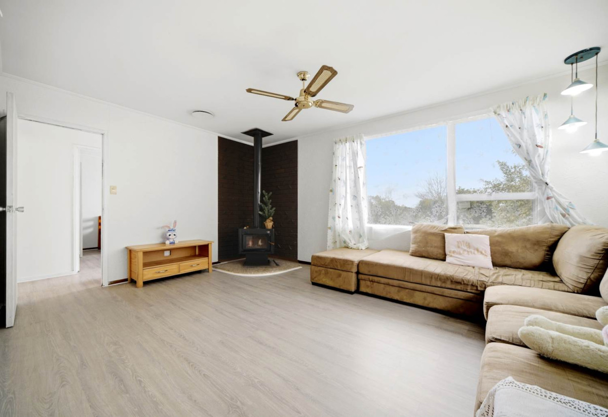 607m2 section, 3 beds 1 bath house with carport, close to schools, shops, supermarkets, 0.7 km to Target Road School, 1.5 km to Wairau Intermediate School, 1.7 km to Glenfield Intermediate School, 16 Wanita Place, Totara Vale, Auckland