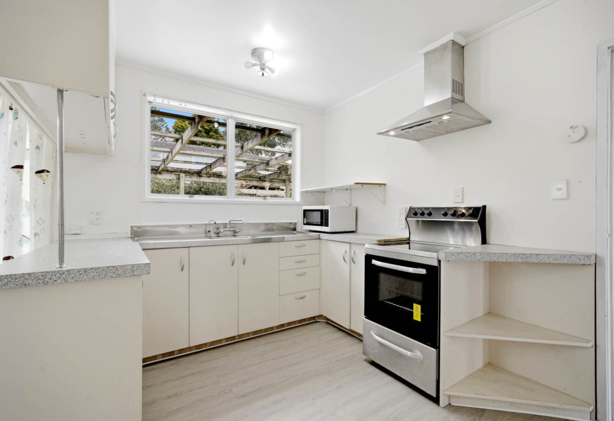607m2 section, 3 beds 1 bath house with carport, close to schools, shops, supermarkets, 0.7 km to Target Road School, 1.5 km to Wairau Intermediate School, 1.7 km to Glenfield Intermediate School, 16 Wanita Place, Totara Vale, Auckland