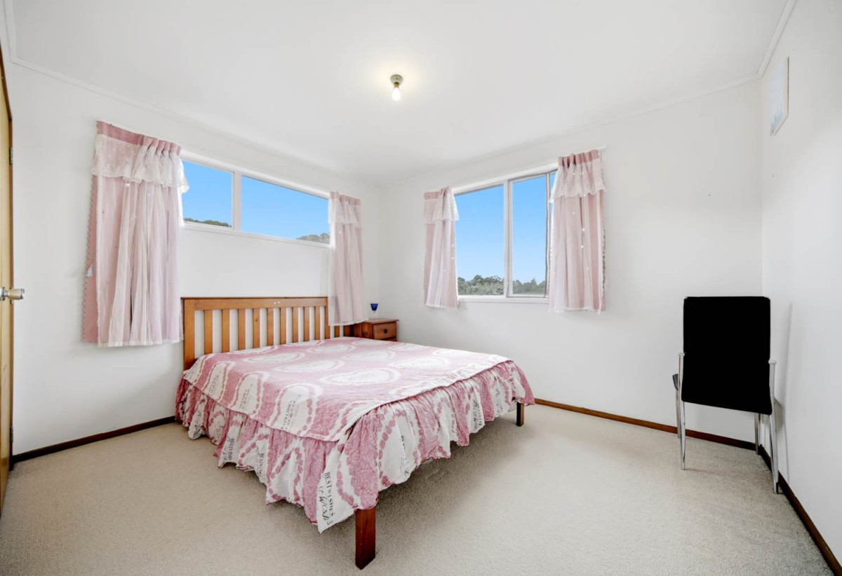 607m2 section, 3 beds 1 bath house with carport, close to schools, shops, supermarkets, 0.7 km to Target Road School, 1.5 km to Wairau Intermediate School, 1.7 km to Glenfield Intermediate School, 16 Wanita Place, Totara Vale, Auckland