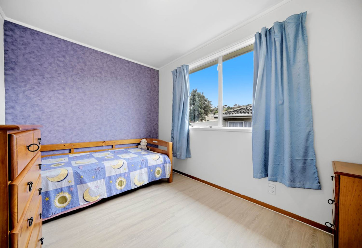 607m2 section, 3 beds 1 bath house with carport, close to schools, shops, supermarkets, 0.7 km to Target Road School, 1.5 km to Wairau Intermediate School, 1.7 km to Glenfield Intermediate School, 16 Wanita Place, Totara Vale, Auckland