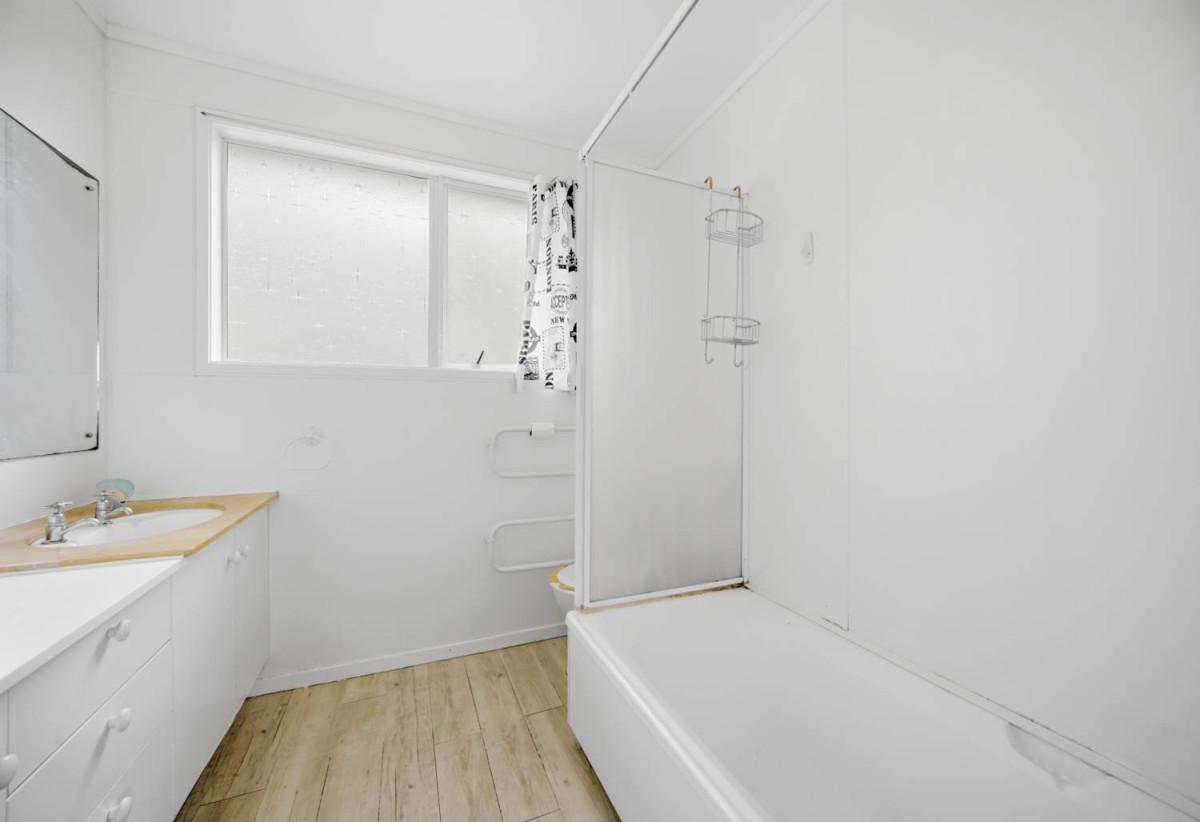607m2 section, 3 beds 1 bath house with carport, close to schools, shops, supermarkets, 0.7 km to Target Road School, 1.5 km to Wairau Intermediate School, 1.7 km to Glenfield Intermediate School, 16 Wanita Place, Totara Vale, Auckland