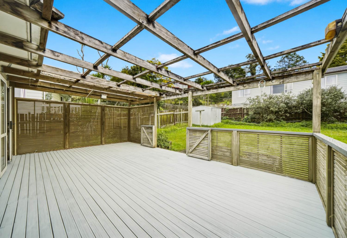 607m2 section, 3 beds 1 bath house with carport, close to schools, shops, supermarkets, 0.7 km to Target Road School, 1.5 km to Wairau Intermediate School, 1.7 km to Glenfield Intermediate School, 16 Wanita Place, Totara Vale, Auckland