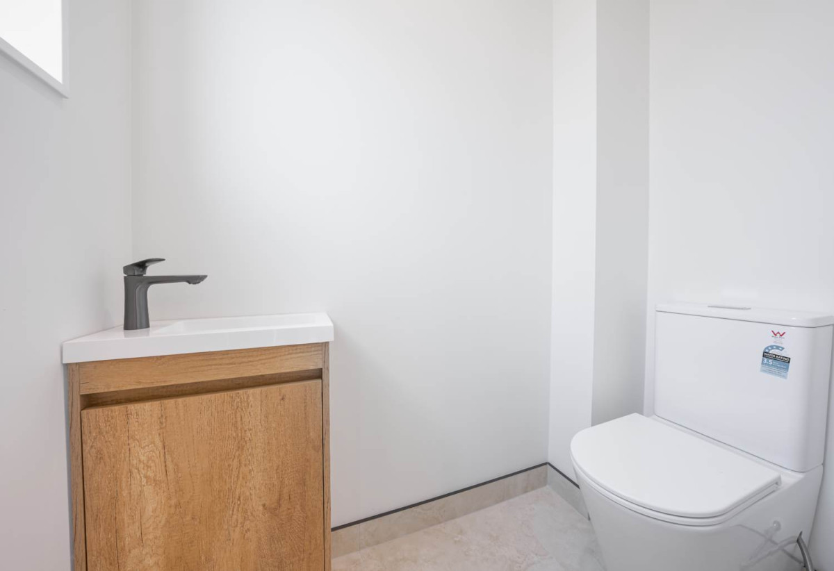 Standalone 4 beds (2 ensuites) 3.5 baths house with standalone garage, 1 ensuite on the top of the single garage with separate entrance, close to shopping centres, motorway access, 638/640/642 Tarapuka Road, Westgate, Auckland