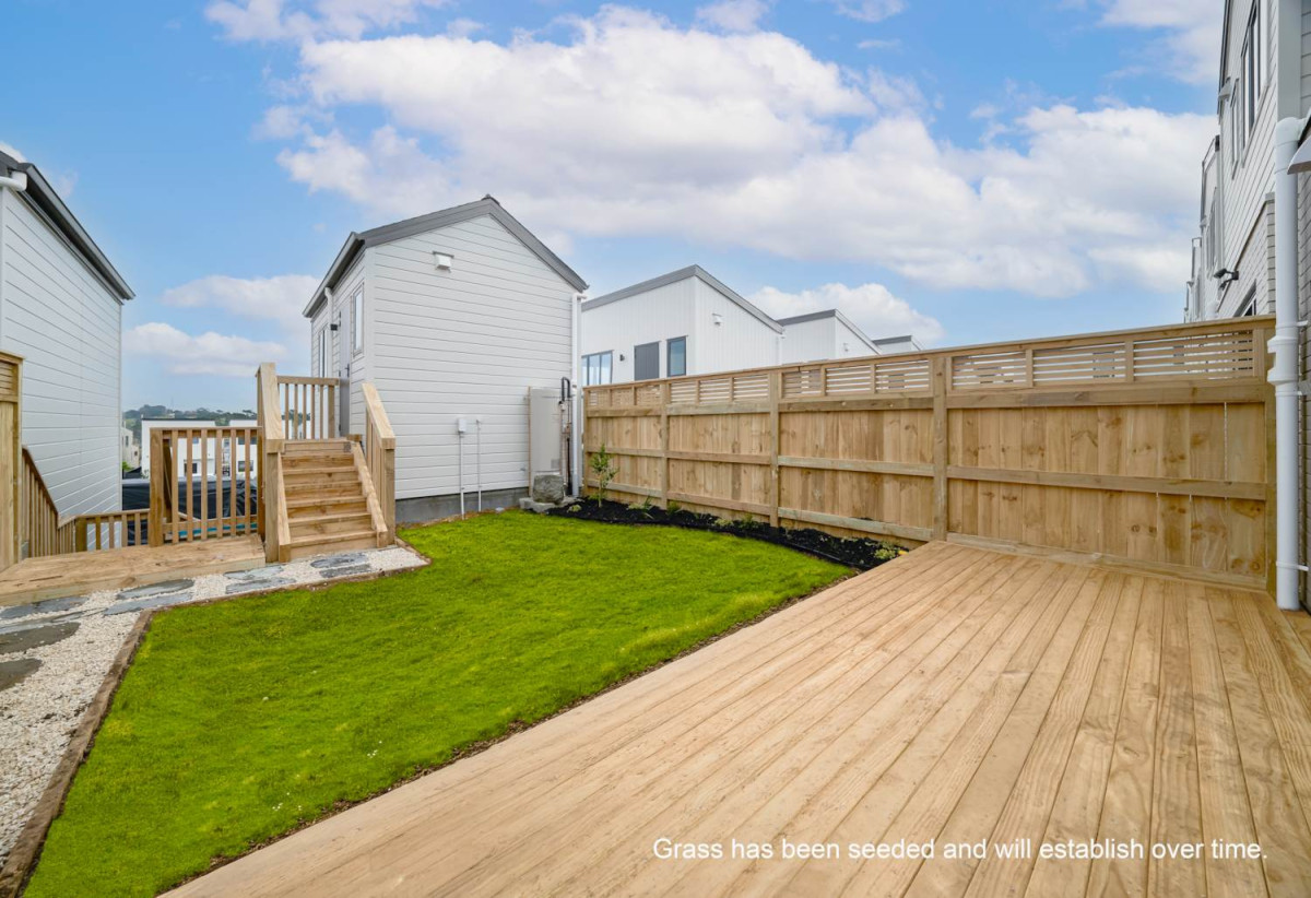 Standalone 4 beds (2 ensuites) 3.5 baths house with standalone garage, 1 ensuite on the top of the single garage with separate entrance, close to shopping centres, motorway access, 638 Tarapuka Road, Westgate, Auckland