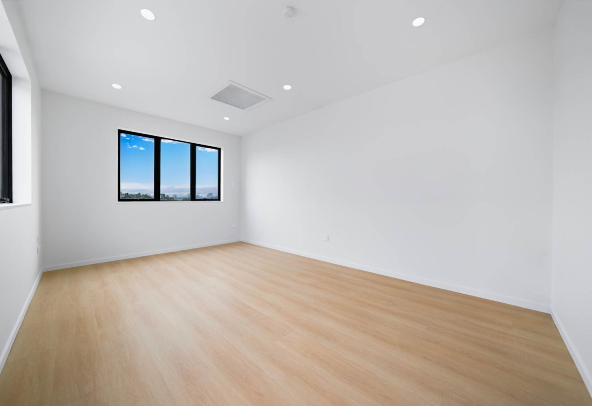 Standalone 4 beds (2 ensuites) 3.5 baths house with standalone garage, 1 ensuite on the top of the single garage with separate entrance, close to shopping centres, motorway access, 638 Tarapuka Road, Westgate, Auckland