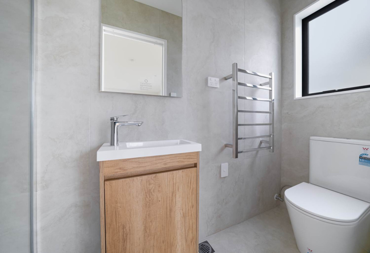 Standalone 4 beds (2 ensuites) 3.5 baths house with standalone garage, 1 ensuite on the top of the single garage with separate entrance, close to shopping centres, motorway access, 638 Tarapuka Road, Westgate, Auckland
