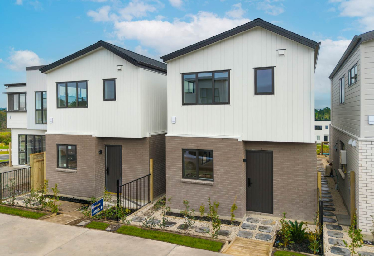 Standalone 4 beds (2 ensuites) 3.5 baths house with standalone garage, 1 ensuite on the top of the single garage with separate entrance, close to shopping centres, motorway access, 638 Tarapuka Road, Westgate, Auckland