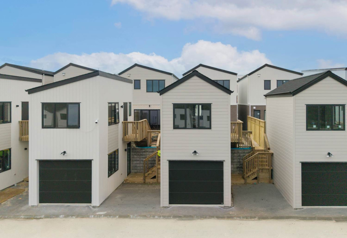 Standalone 4 beds (2 ensuites) 3.5 baths house with standalone garage, 1 ensuite on the top of the single garage with separate entrance, close to shopping centres, motorway access, 638/640/642 Tarapuka Road, Westgate, Auckland