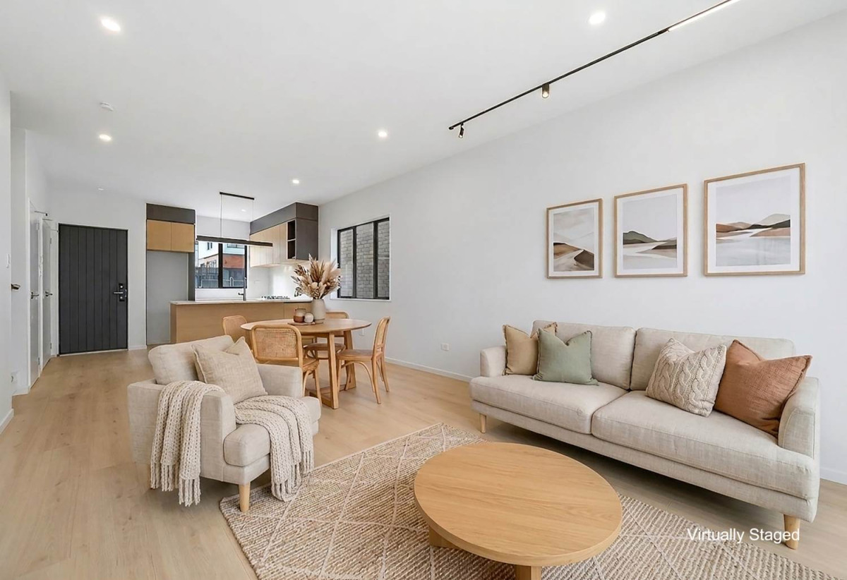 Standalone 4 beds (2 ensuites) 3.5 baths house with standalone garage, 1 ensuite on the top of the single garage with separate entrance, close to shopping centres, motorway access, 638 Tarapuka Road, Westgate, Auckland