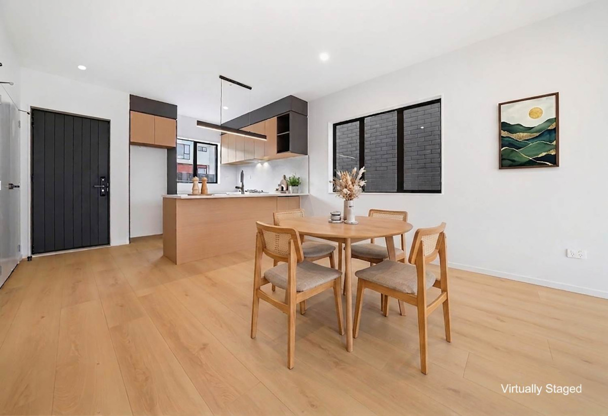 Standalone 4 beds (2 ensuites) 3.5 baths house with standalone garage, 1 ensuite on the top of the single garage with separate entrance, close to shopping centres, motorway access, 638 Tarapuka Road, Westgate, Auckland