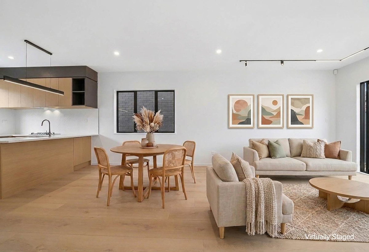 Standalone 4 beds (2 ensuites) 3.5 baths house with standalone garage, 1 ensuite on the top of the single garage with separate entrance, close to shopping centres, motorway access, 638/640/642 Tarapuka Road, Westgate, Auckland