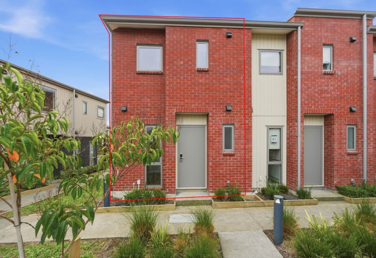 2 beds 1.5 baths home with car park, close to schools, shops, supermarket, motorway access, 0.6 km to Papatoetoe North School, 85 Te Ara Wai, Mangere East, Auckland
