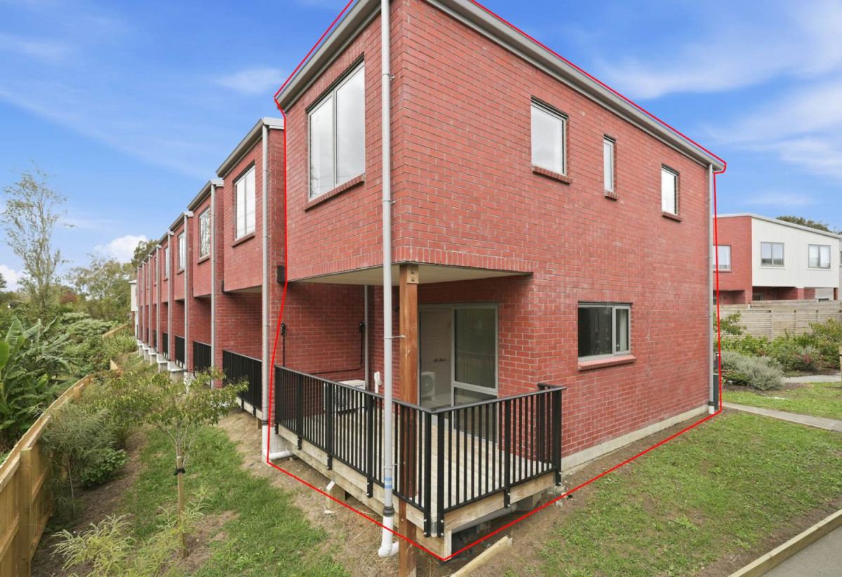 2 beds 1.5 baths home with car park, close to schools, shops, supermarket, motorway access, 0.6 km to Papatoetoe North School, 85 Te Ara Wai, Mangere East, Auckland