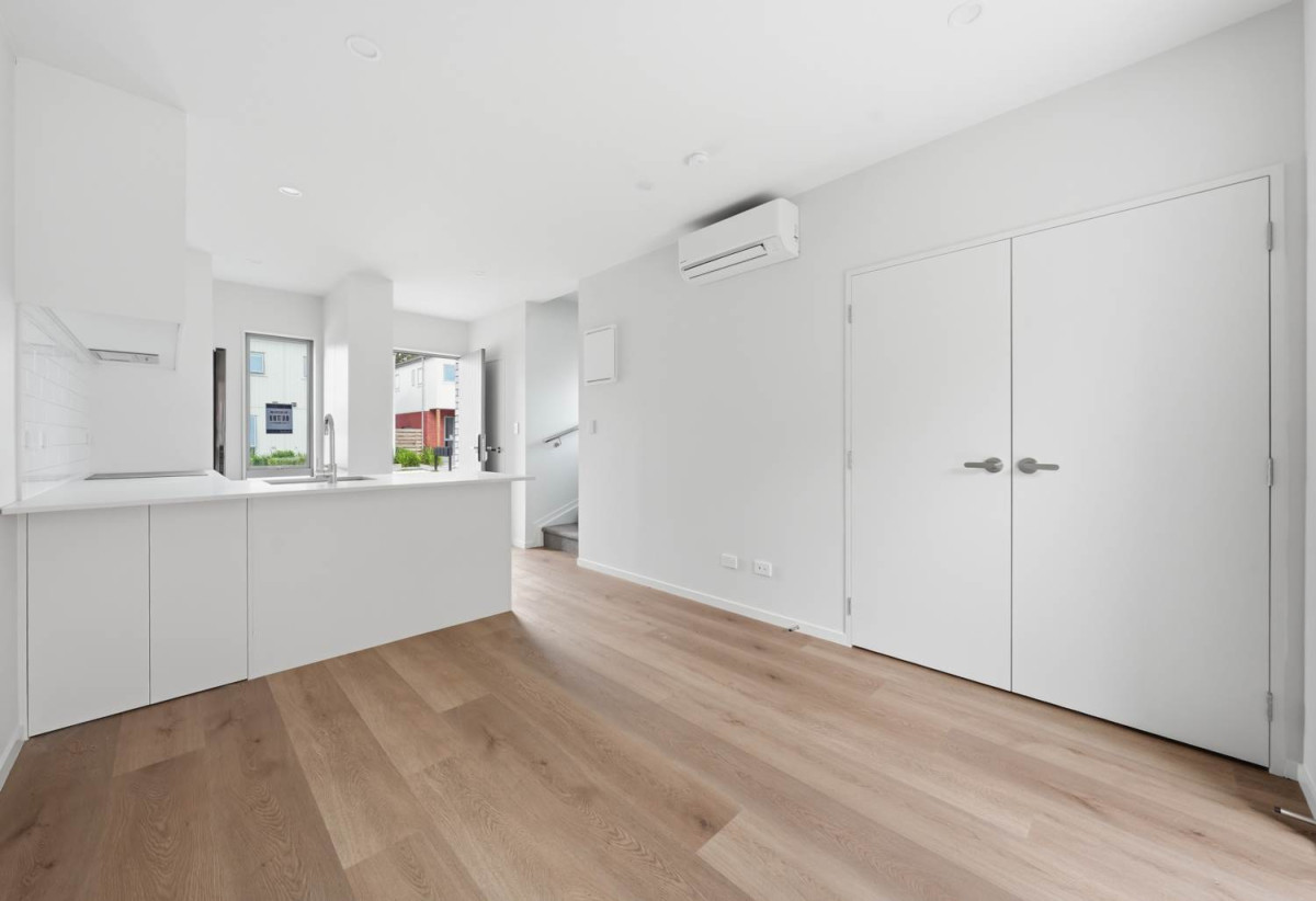 2 beds 1.5 baths home with car park, close to schools, shops, supermarket, motorway access, 0.6 km to Papatoetoe North School, 85 Te Ara Wai, Mangere East, Auckland
