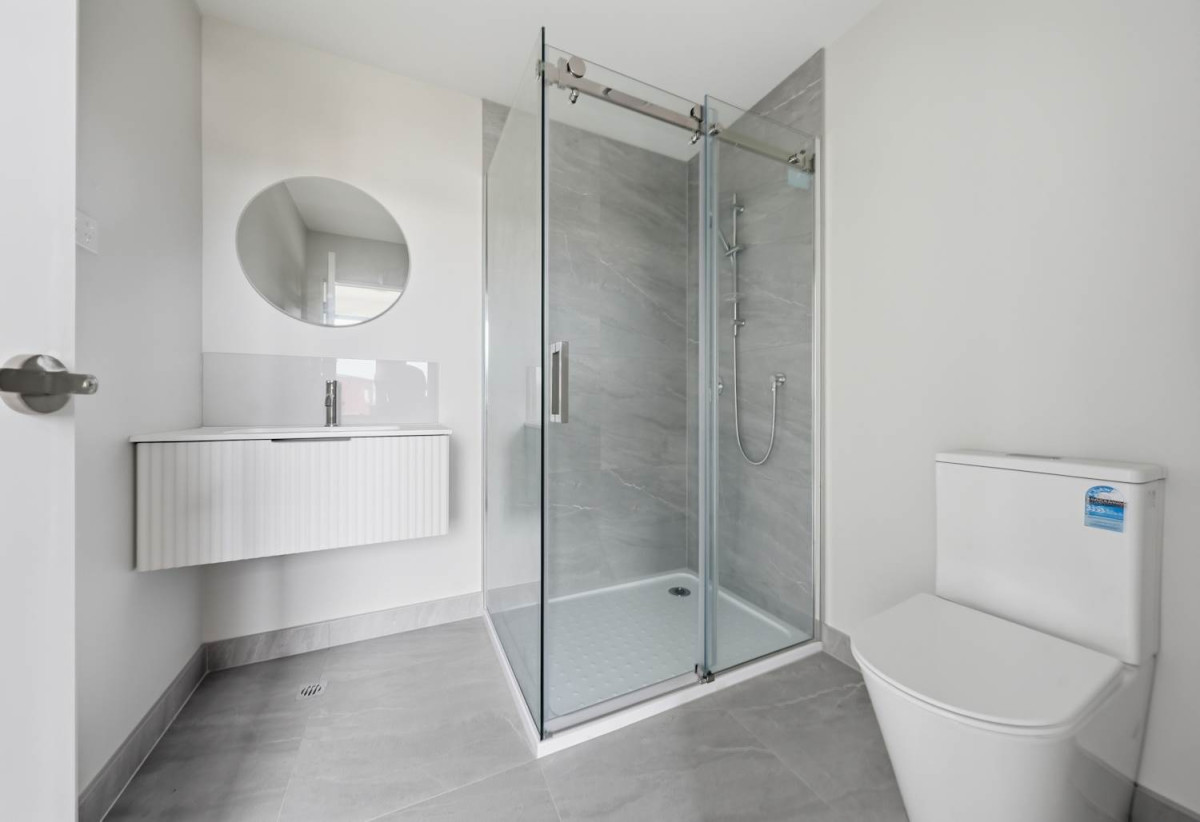 2 beds 1.5 baths home with car park, close to schools, shops, supermarket, motorway access, 0.6 km to Papatoetoe North School, 85 Te Ara Wai, Mangere East, Auckland