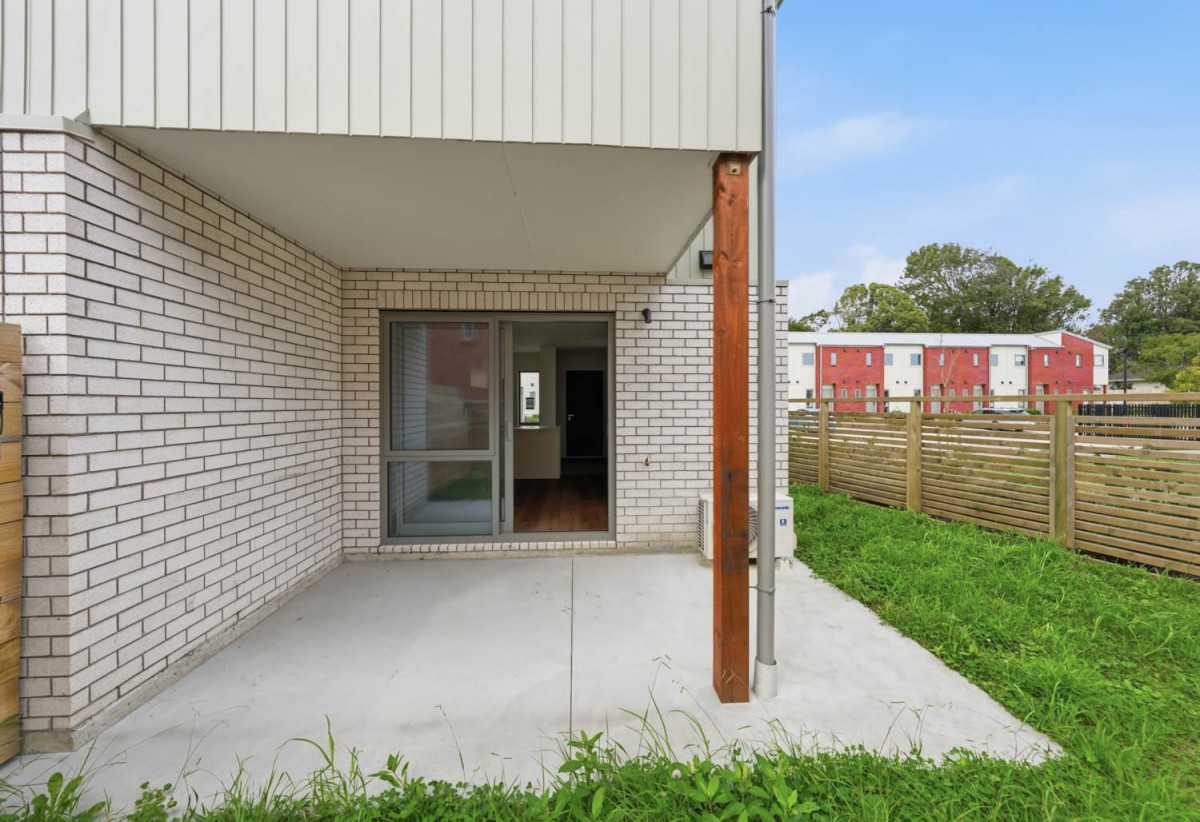 2 beds 1.5 baths home with car park, close to schools, shops, supermarket, motorway access, 0.6 km to Papatoetoe North School, 85 Te Ara Wai, Mangere East, Auckland