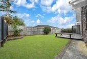 2 beds 1 bath home with carport, just a short walk to Highland Park Shopping Centre, 0.3 km to Howick Primary School, 0.4 km to Howick Intermediate, 1.1 km to Pakuranga College, 2/7 Benygloe Place, Highland Park, Auckland