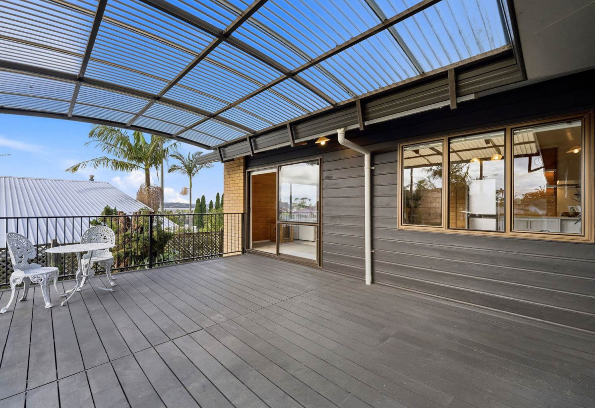 Sea Views, 640m2 section, 316m2 Brick 6 beds (2 ensuites) 4 baths house with double garage, close to schools, reserves, easy motorway access, 0.4 km to Marina View School, 0.9 km to Hobsonville School, 42 Westpark Drive, West Harbour, Auckland