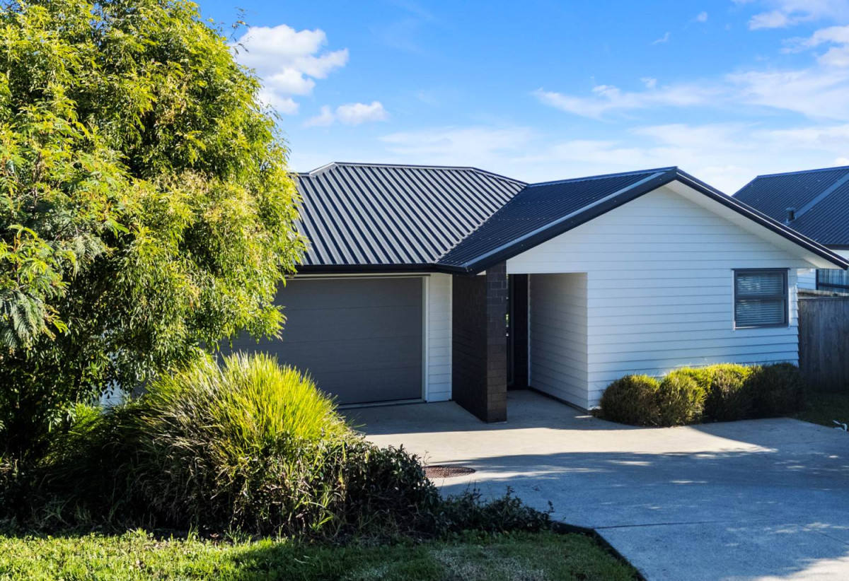 648m2 section, 3 beds 2 baths house with double garage, close to schools, Papakura town centre, 0.9 km to Cosgrove School, 1.9 km to Papakura High School, 2 km to Papakura Intermediate, 34 Twin Parks Rise, Papakura, Auckland