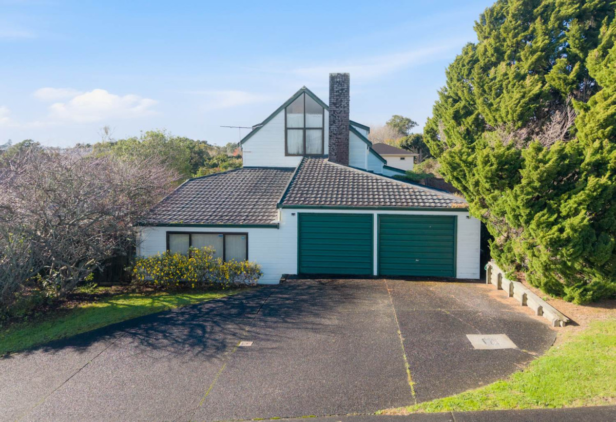 718m2 section, 5 beds 2.5 baths house with double garage and swimming pool, Walking distance to Pak’nSave, local shops and transport, Close to Lloyd Elsmore Park and Howick Leisure Centre, golf club, 0.4 km to Howick Intermediate, 0.5 km to Howick Primary School, 1.2 km to Pakuranga College, 31 Dalwhinnie Parade, Highland Park, Auckland