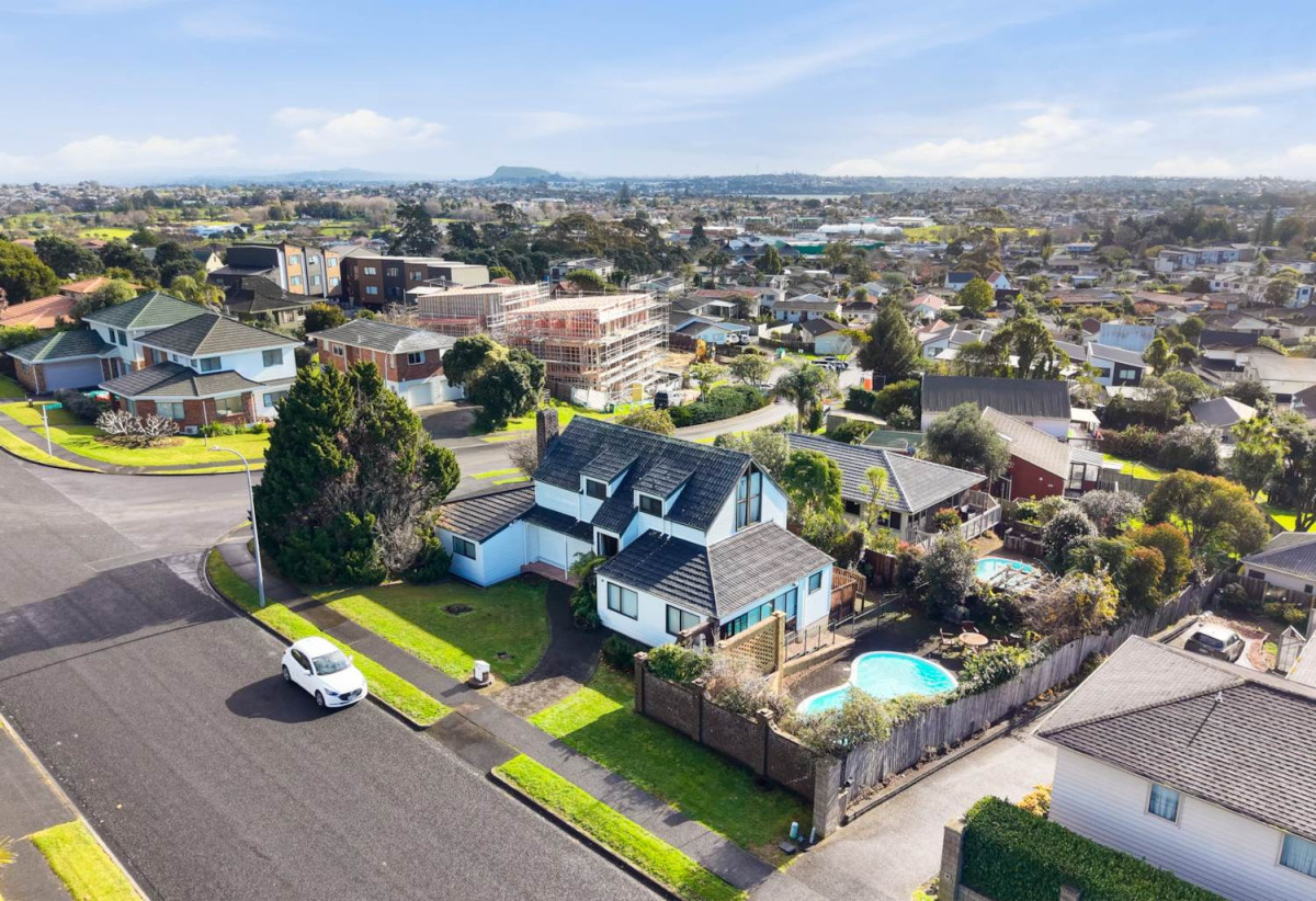 718m2 section, 5 beds 2.5 baths house with double garage and swimming pool, Walking distance to Pak’nSave, local shops and transport, Close to Lloyd Elsmore Park and Howick Leisure Centre, golf club, 0.4 km to Howick Intermediate, 0.5 km to Howick Primary School, 1.2 km to Pakuranga College, 31 Dalwhinnie Parade, Highland Park, Auckland