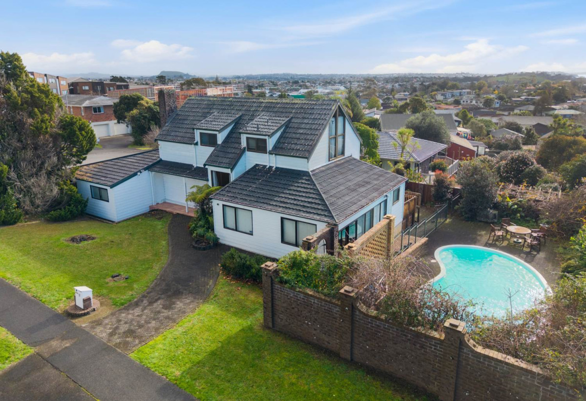 718m2 section, 5 beds 2.5 baths house with double garage and swimming pool, Walking distance to Pak’nSave, local shops and transport, Close to Lloyd Elsmore Park and Howick Leisure Centre, golf club, 0.4 km to Howick Intermediate, 0.5 km to Howick Primary School, 1.2 km to Pakuranga College, 31 Dalwhinnie Parade, Highland Park, Auckland