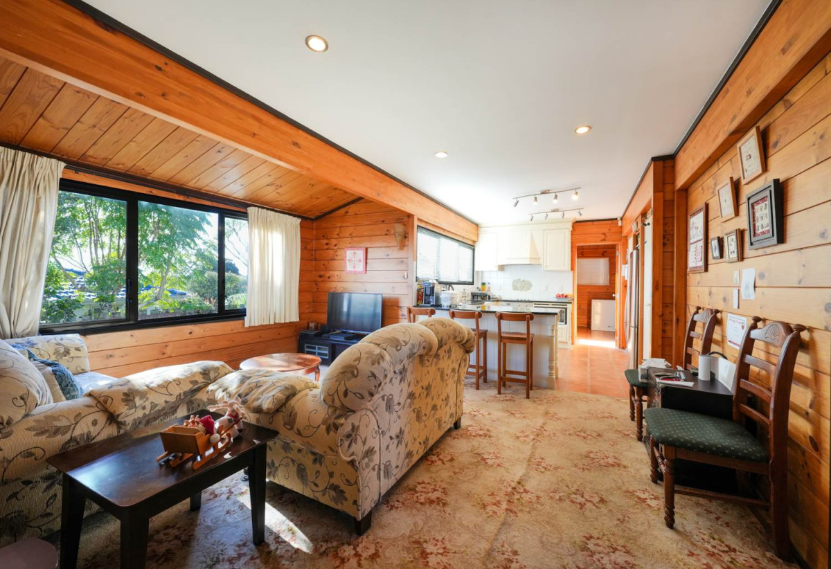 718m2 section, 5 beds 2.5 baths house with double garage and swimming pool, Walking distance to Pak’nSave, local shops and transport, Close to Lloyd Elsmore Park and Howick Leisure Centre, golf club, 0.4 km to Howick Intermediate, 0.5 km to Howick Primary School, 1.2 km to Pakuranga College, 31 Dalwhinnie Parade, Highland Park, Auckland