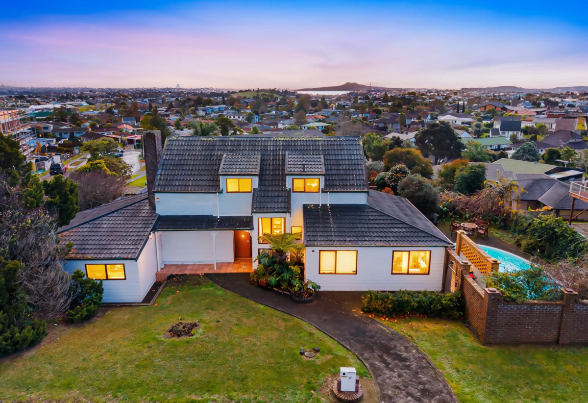718m2 section, 5 beds 2.5 baths house with double garage and swimming pool, Walking distance to Pak’nSave, local shops and transport, Close to Lloyd Elsmore Park and Howick Leisure Centre, golf club, 0.4 km to Howick Intermediate, 0.5 km to Howick Primary School, 1.2 km to Pakuranga College, 31 Dalwhinnie Parade, Highland Park, Auckland