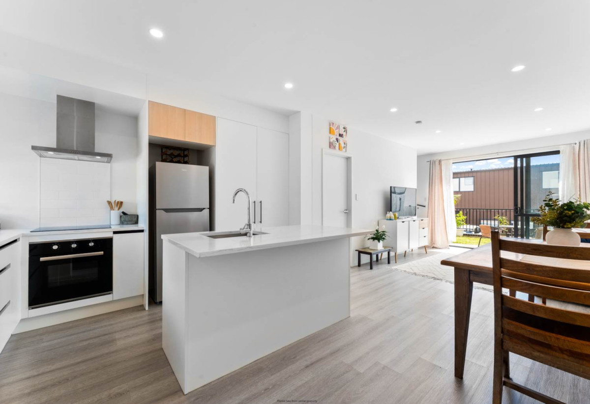 2 beds 1.5 baths townhouse with car park, close to schools, Lynn Mall shopping centre, 0.5 km to New Lynn School, 14 Dorothy Thorpe Way, New Lynn, Auckland