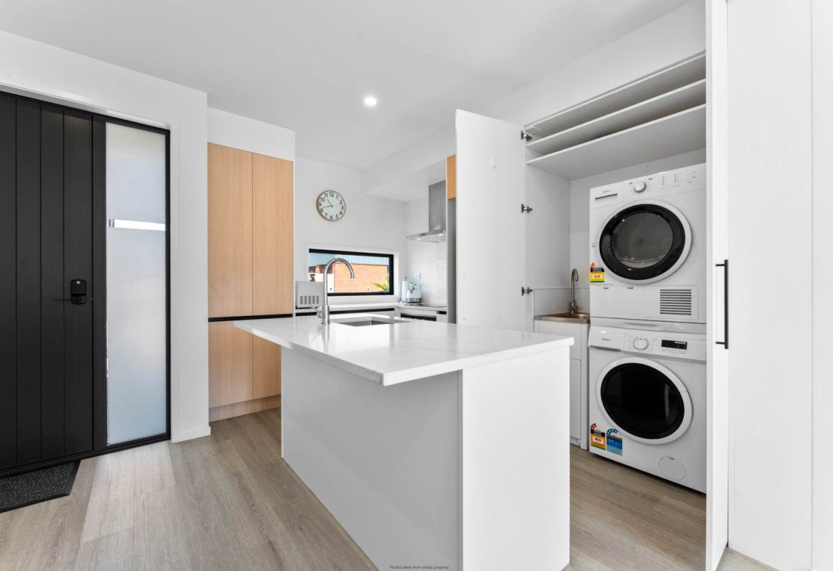 2 beds 1.5 baths townhouse with car park, close to schools, Lynn Mall shopping centre, 0.5 km to New Lynn School, 14 Dorothy Thorpe Way, New Lynn, Auckland