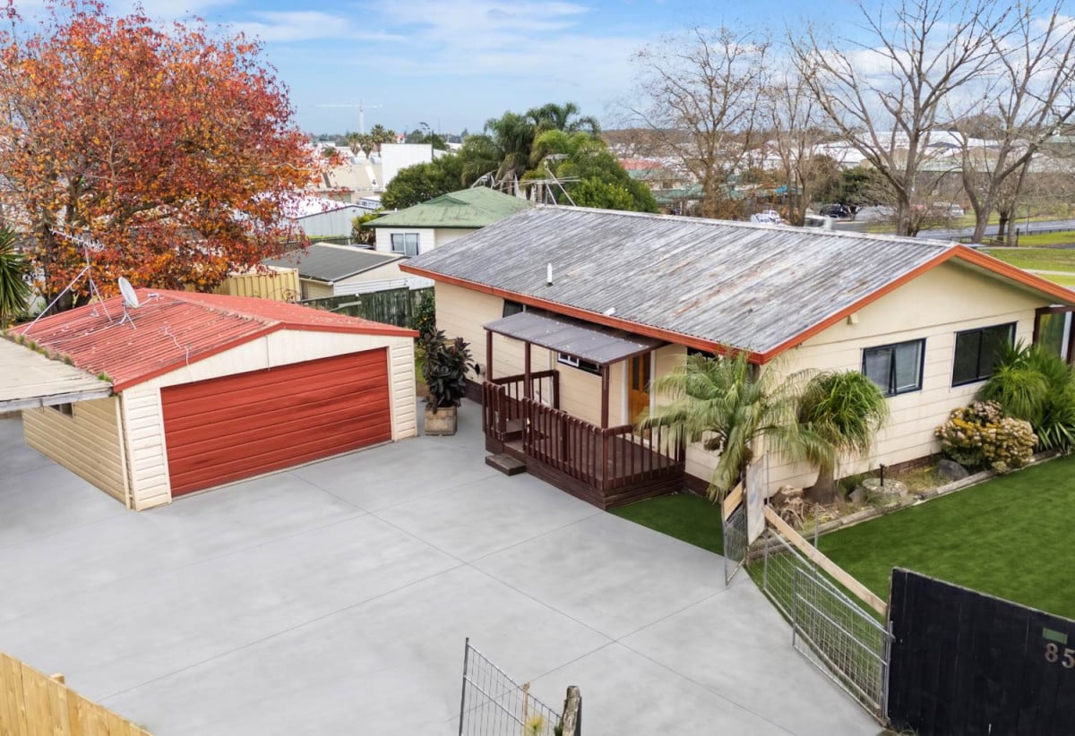 700m2 section, 3 beds 1 bath house with double garage, close to schools, town centre, easy motorway access, 85 Redcrest Avenue, Papakura, Auckland