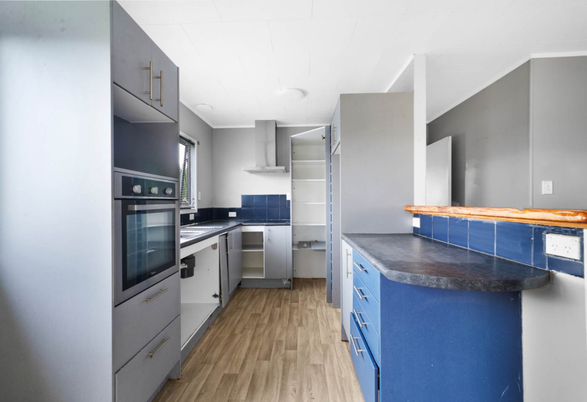 700m2 section, 3 beds 1 bath house with double garage, close to schools, town centre, easy motorway access, 85 Redcrest Avenue, Papakura, Auckland