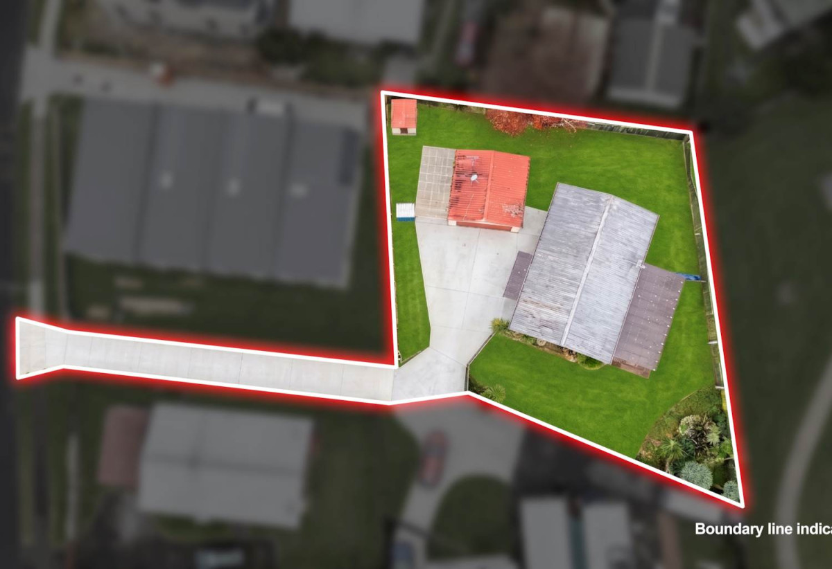 700m2 section, 3 beds 1 bath house with double garage, close to schools, town centre, easy motorway access, 85 Redcrest Avenue, Papakura, Auckland