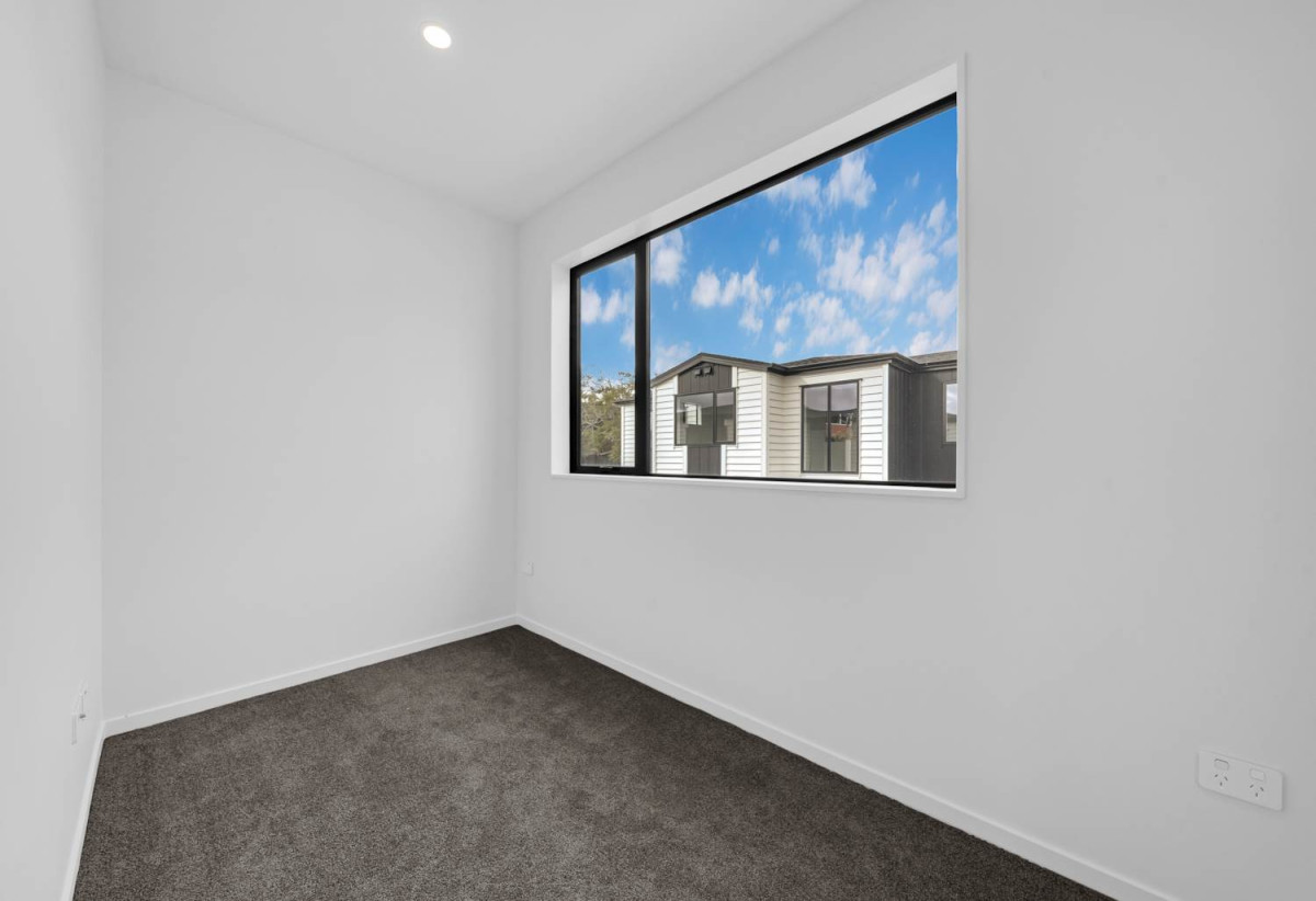 4 beds 3 baths home with garage, close to schools, shopping centres, Auckland Botanic Gardens, motorway access, 0.3 km to Hillpark School, 1.2 km to Manurewa High School, 32D Grande Vue Road, Hill Park, Auckland