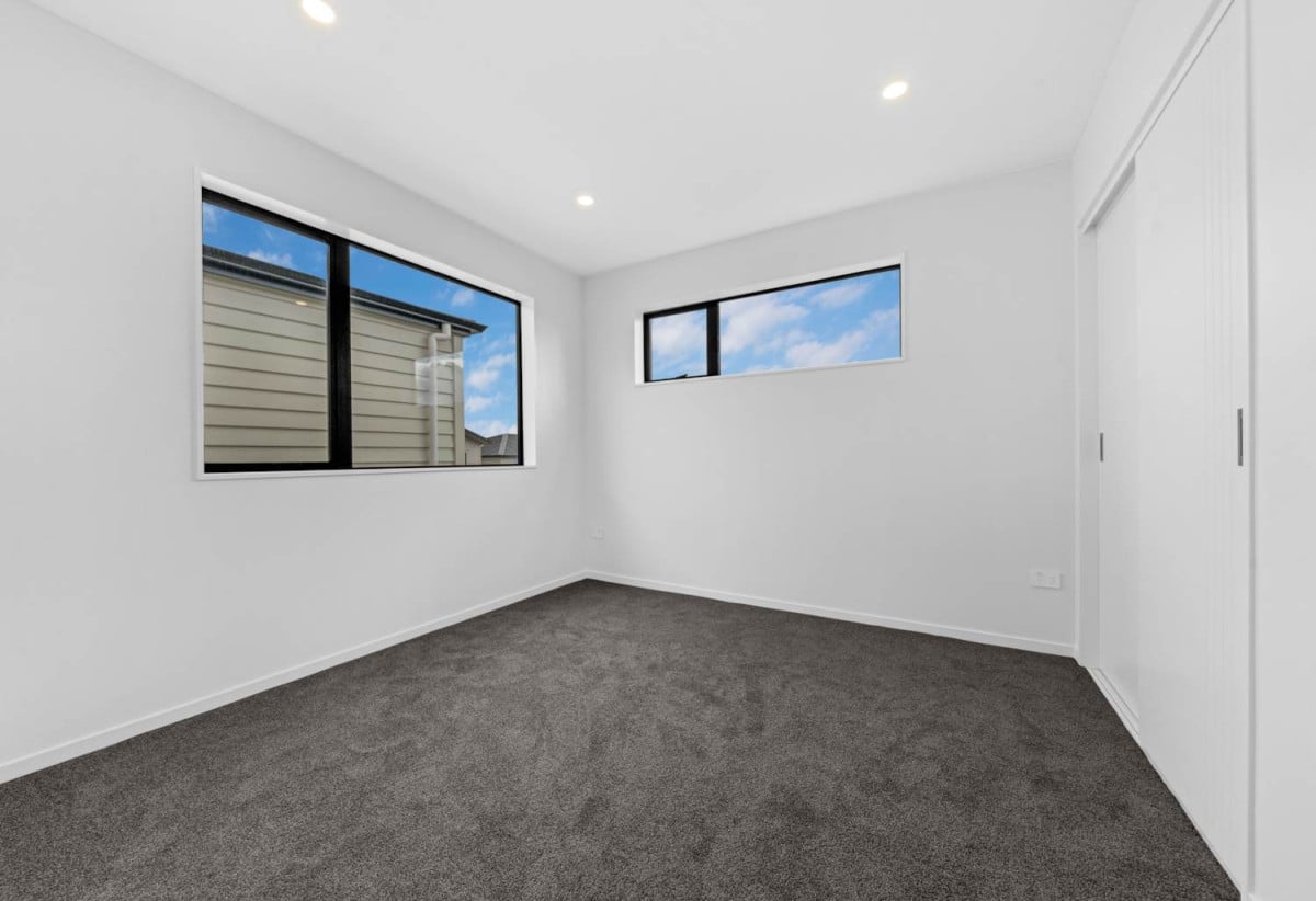 4 beds 3 baths home with garage, close to schools, shopping centres, Auckland Botanic Gardens, motorway access, 0.3 km to Hillpark School, 1.2 km to Manurewa High School, 32D Grande Vue Road, Hill Park, Auckland