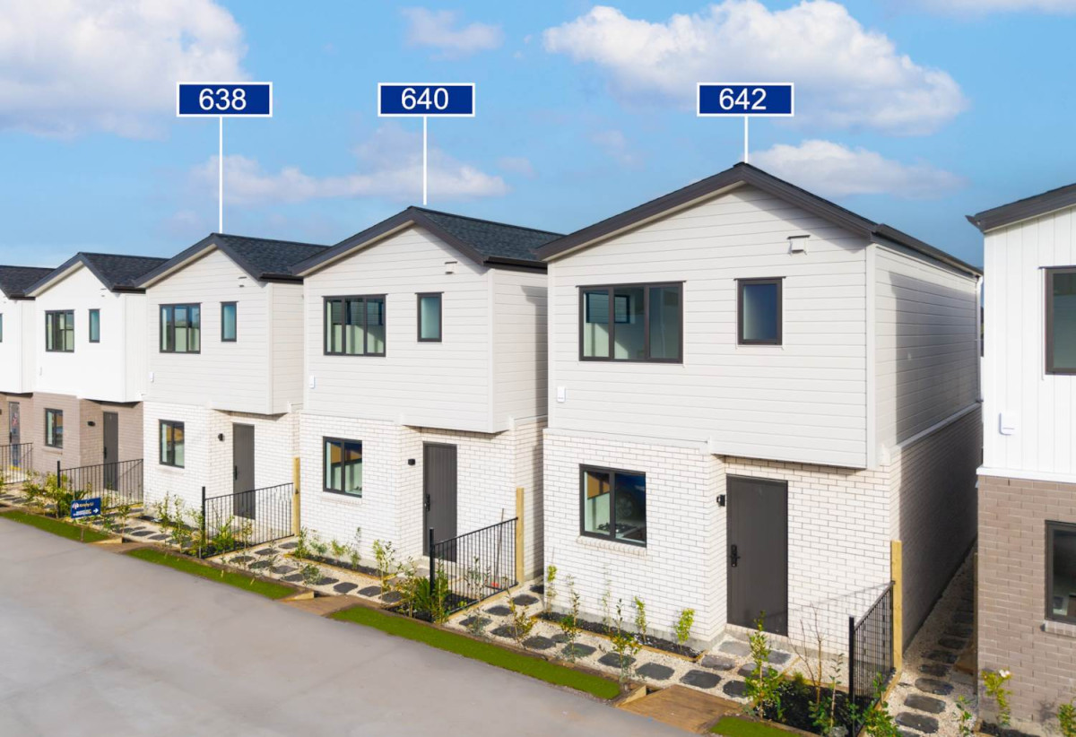 Standalone 4 beds (2 ensuites) 3.5 baths house with standalone garage, 1 ensuite on the top of the single garage with separate entrance, close to shopping centres, motorway access, 638 Tarapuka Road, Westgate, Auckland