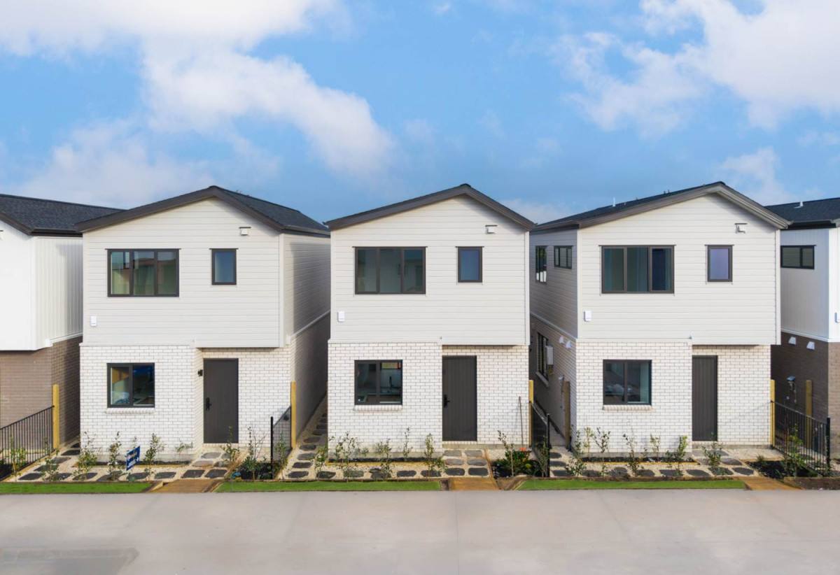 Standalone 4 beds (2 ensuites) 3.5 baths house with standalone garage, 1 ensuite on the top of the single garage with separate entrance, close to shopping centres, motorway access, 638 Tarapuka Road, Westgate, Auckland