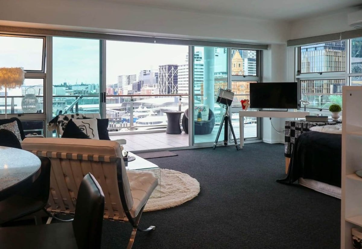 Auckland Girls’ Grammar School zone, Leasehold, 1 bed 1 bath studio apartment, Spacious 50sqm internal layout plus a huge private balcony, positioned in Auckland’s prestigious Princes Wharf. North-facing Corner position with sweeping views of the city, harbour, North Head & Rangitoto, 2.1 km to Auckland Girls’ Grammar School, 39/139 Quay Street, City Centre, Auckland