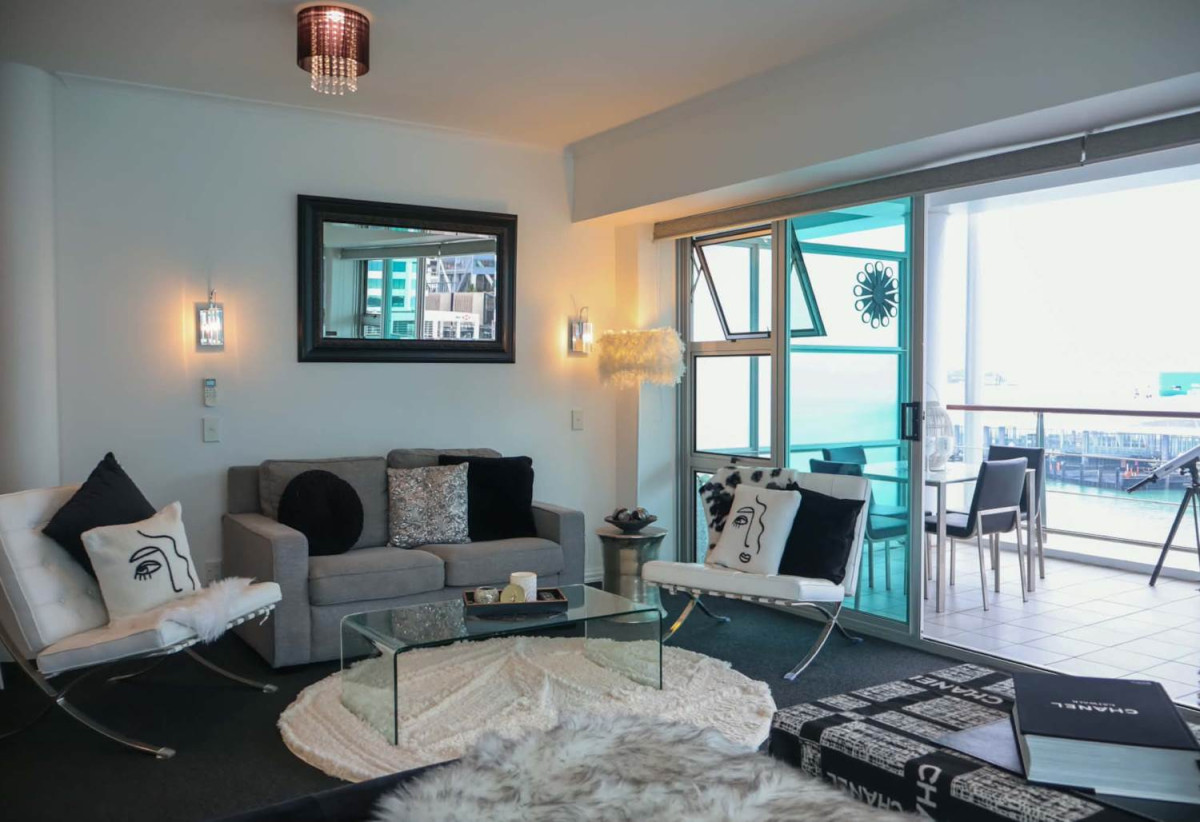 Auckland Girls’ Grammar School zone, Leasehold, 1 bed 1 bath studio apartment, Spacious 50sqm internal layout plus a huge private balcony, positioned in Auckland’s prestigious Princes Wharf. North-facing Corner position with sweeping views of the city, harbour, North Head & Rangitoto, 2.1 km to Auckland Girls’ Grammar School, 39/139 Quay Street, City Centre, Auckland
