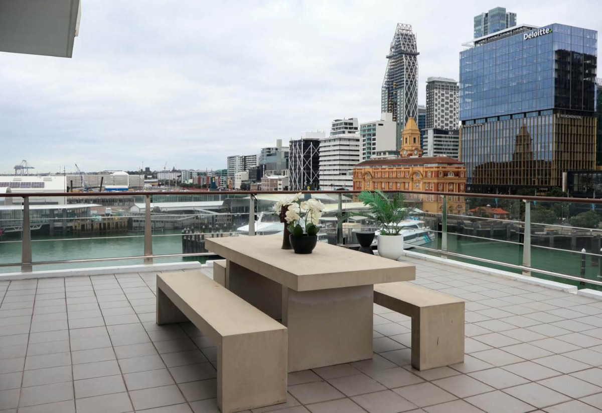 Auckland Girls’ Grammar School zone, Leasehold, 1 bed 1 bath studio apartment, Spacious 50sqm internal layout plus a huge private balcony, positioned in Auckland’s prestigious Princes Wharf. North-facing Corner position with sweeping views of the city, harbour, North Head & Rangitoto, 2.1 km to Auckland Girls’ Grammar School, 39/139 Quay Street, City Centre, Auckland