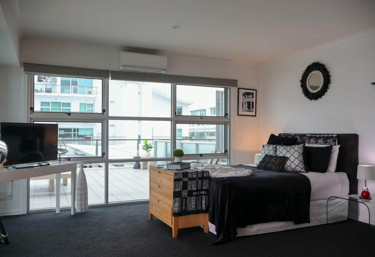 Auckland Girls’ Grammar School zone, Leasehold, 1 bed 1 bath studio apartment, Spacious 50sqm internal layout plus a huge private balcony, positioned in Auckland’s prestigious Princes Wharf. North-facing Corner position with sweeping views of the city, harbour, North Head & Rangitoto, 2.1 km to Auckland Girls’ Grammar School, 39/139 Quay Street, City Centre, Auckland