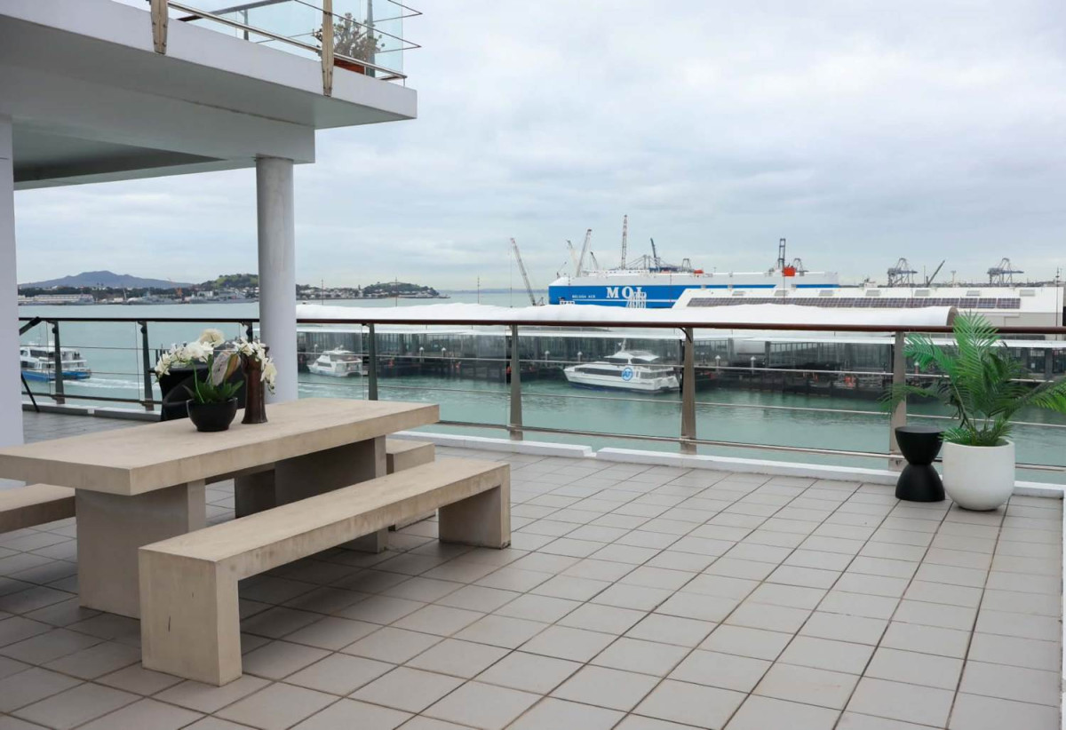 Auckland Girls’ Grammar School zone, Leasehold, 1 bed 1 bath studio apartment, Spacious 50sqm internal layout plus a huge private balcony, positioned in Auckland’s prestigious Princes Wharf. North-facing Corner position with sweeping views of the city, harbour, North Head & Rangitoto, 2.1 km to Auckland Girls’ Grammar School, 39/139 Quay Street, City Centre, Auckland