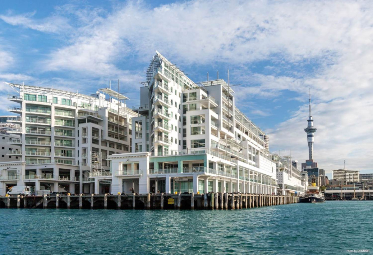 Auckland Girls’ Grammar School zone, Leasehold, 1 bed 1 bath studio apartment, Spacious 50sqm internal layout plus a huge private balcony, positioned in Auckland’s prestigious Princes Wharf. North-facing Corner position with sweeping views of the city, harbour, North Head & Rangitoto, 2.1 km to Auckland Girls’ Grammar School, 39/139 Quay Street, City Centre, Auckland